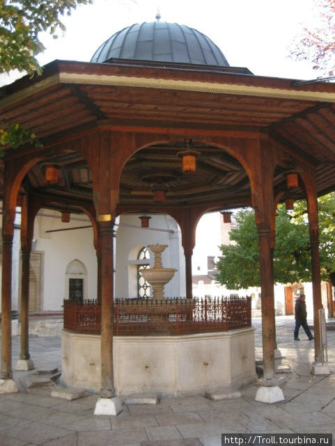 Изящный фонтанчик, сверху для красоты, снизу для омовения ног Сараево, Босния и Герцеговина