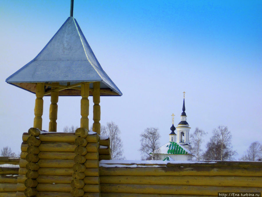 Реконструкция старого городища на Стрелке и вид на Воскресенскую церковь Буй, Россия