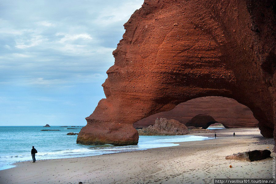 Красные арки пляжа Легзира