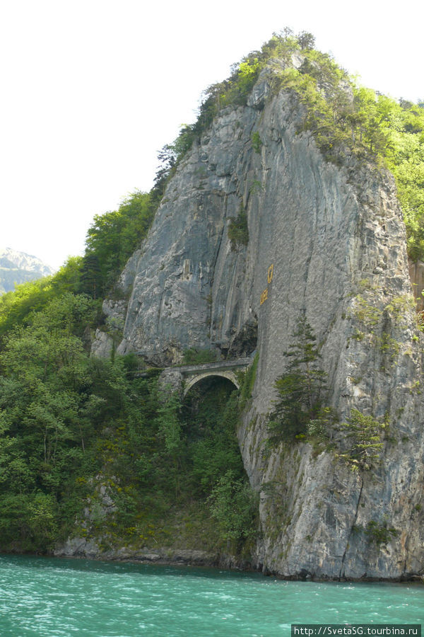 Очередной тоннель в скале. Швейцария