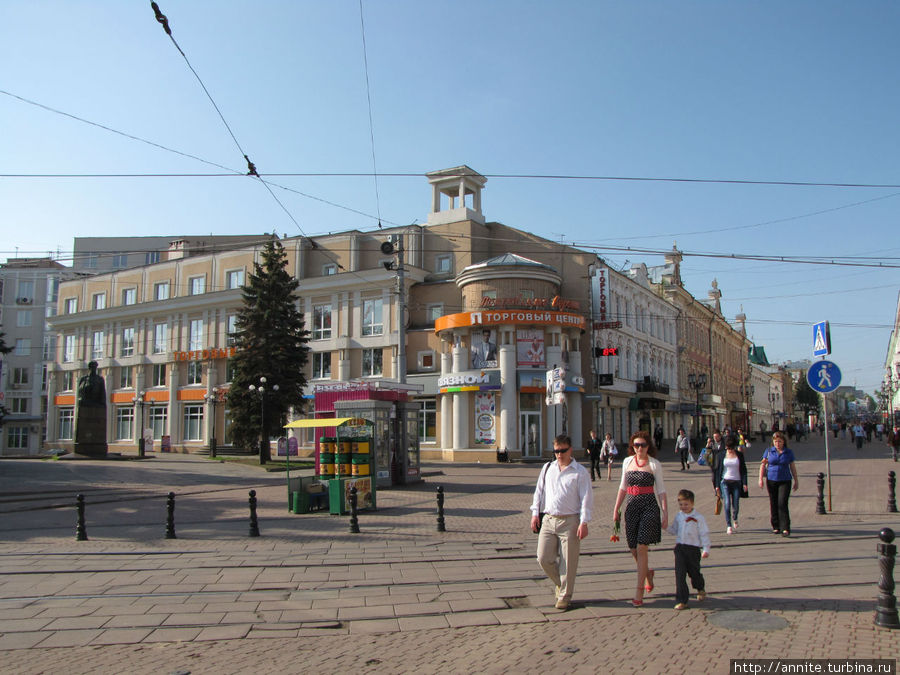 Здесь Покровку пересекают трамвайные пути. Нижний Новгород, Россия