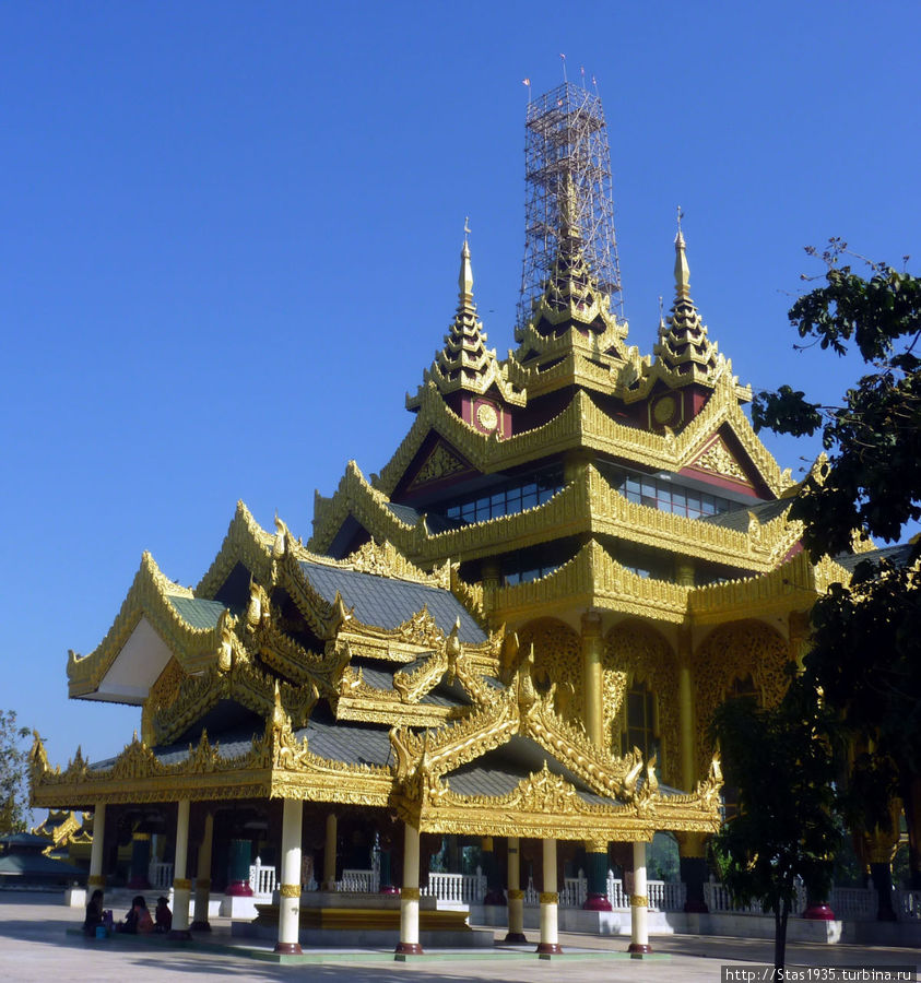 Янгон. Крыша и пьяты над храмом Мраморного Будды. Янгон, Мьянма