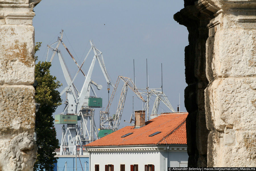 Сквозь арки колизея я увидел краны корабельного завода Ульяника, куда и направился потом. Но это — совсем другая история, и я ее расскажу. Пула, Хорватия Сквозь арки колизея я увидел краны корабельного завода Ульяника, куда и направился потом. Но это — совсем другая история, и я ее расскажу. Пула, Хорватия