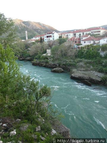 Бурные волны реки Неретвы. Мостар, Босния и Герцеговина
