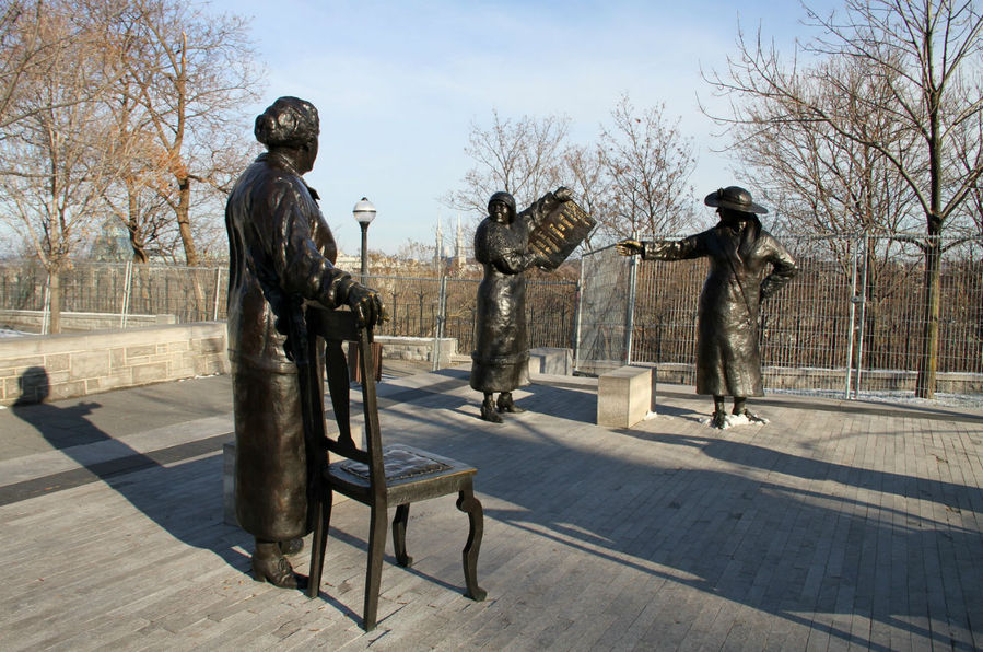 Этими женщинами были:
• Эмили Мёрфи — первая в Британской империи женщина-судья;
• Айрин Парлби — лидер движения женщин-фермеров, первая женщина-министр в Альберте;
• Нелли Маккланг — депутат законодательного собрания Альберты;
• Луиза Маккинни — первая женщина, избранная депутатом законодательного собрания Альберты, и в целом первая женщина-депутат Британской Империи;
• Генриетта Мьюр Эдвардс — активист движения работающих женщин, основатель Викторианского ордена медсестёр Этими женщинами были:
• Эмили Мёрфи — первая в Британской империи женщина-судья;
• Айрин Парлби — лидер движения женщин-фермеров, первая женщина-министр в Альберте;
• Нелли Маккланг — депутат законодательного собрания Альберты;
• Луиза Маккинни — первая женщина, избранная депутатом законодательного собрания Альберты, и в целом первая женщина-депутат Британской Империи;
• Генриетта Мьюр Эдвардс — активист движения работающих женщин, основатель Викторианского ордена медсестёр