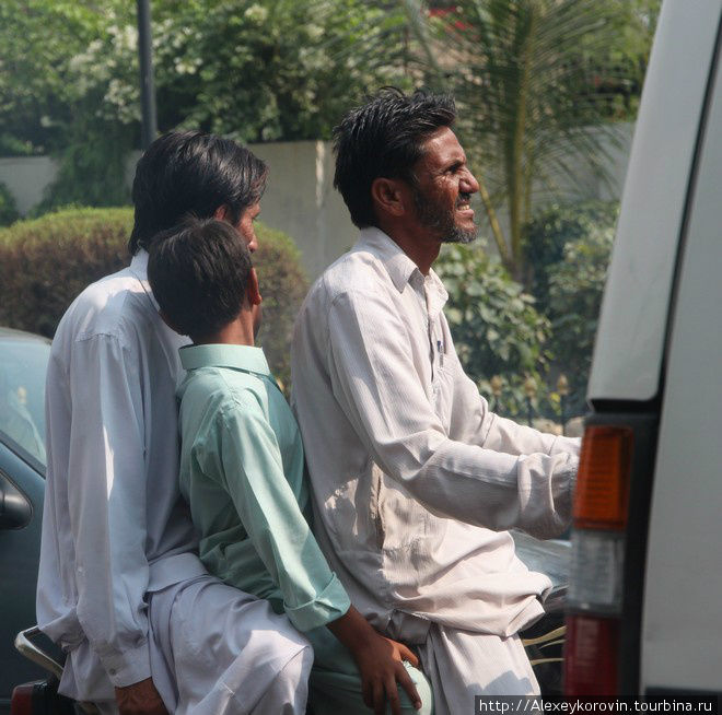 Ехать на мопеде втроем, четвером и даже пятером — это норма Карачи, Пакистан
