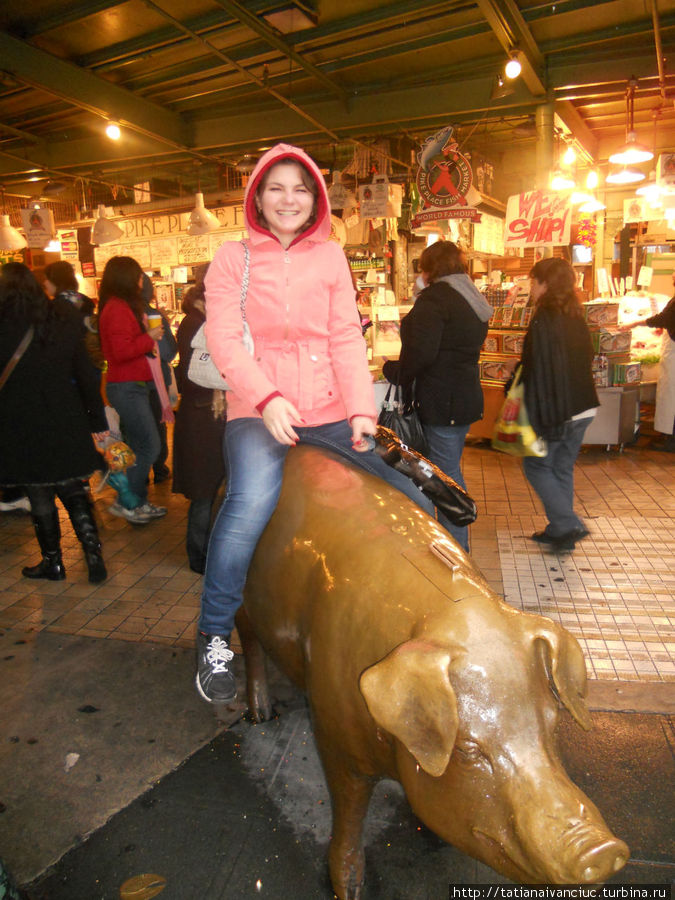 Pike Place Market. Свинья у входа, которая, как говорят, приносит счастье, если на нее сесть. Сиэттл, CША