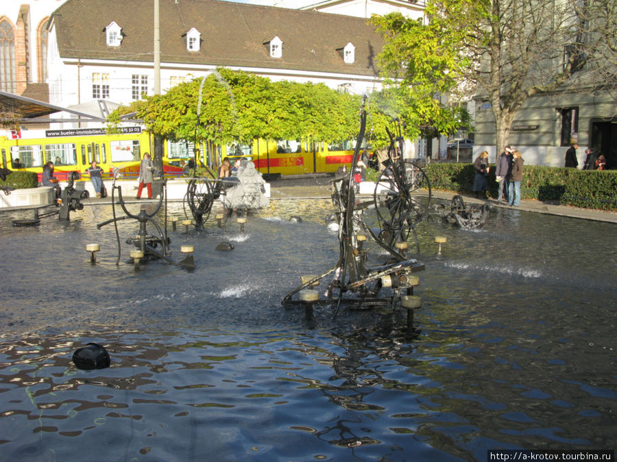 подвижный фонтан из всяких деталей и предметов Базель, Швейцария