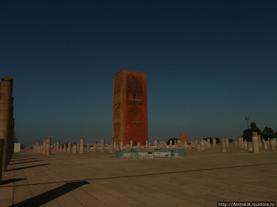 Башня Хасана — заложенный в 1195 году по приказу альмохадскогоэмира Якуба аль-Мансура минарет близ Касба Удайя в Рабате, Марокко. Предполагалось, что при высоте 86 метров он станет самым высоким зданием исламского мира. В 1199 году, когда минарет был достроен до 44 метров, эмир умер и постройка прекратилась. Рабат, Марокко