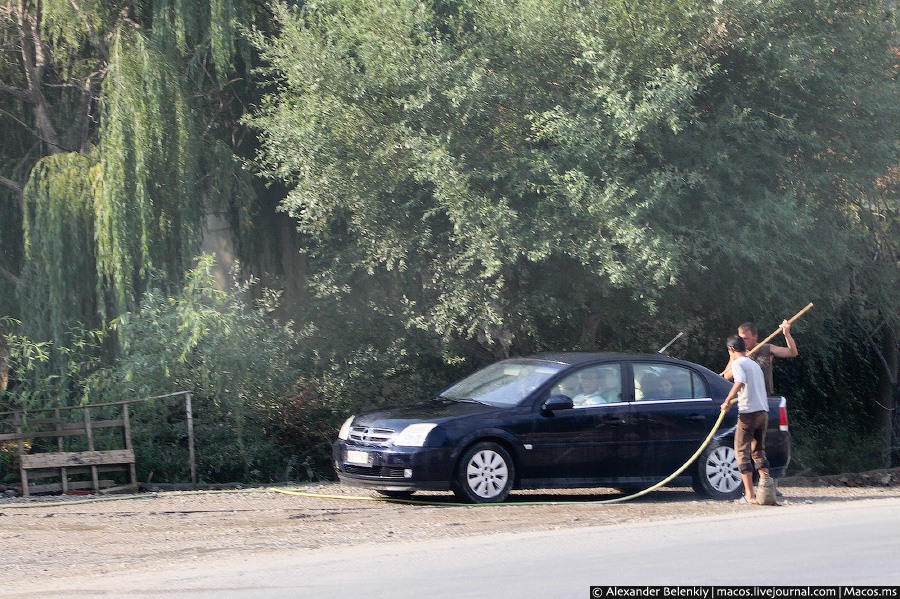 Частный бизнес представлен огромным количеством автомоек, которые здесь называют LAVAZH. Только в Албании я узнал, что автомойка — это не обязательно боксы с Керхерами, для организации автомойки сойдет и дырявый шланг, протянутый откуда-то из кустов. А что, климат позволяет. Албания Частный бизнес представлен огромным количеством автомоек, которые здесь называют LAVAZH. Только в Албании я узнал, что автомойка — это не обязательно боксы с Керхерами, для организации автомойки сойдет и дырявый шланг, протянутый откуда-то из кустов. А что, климат позволяет. Албания