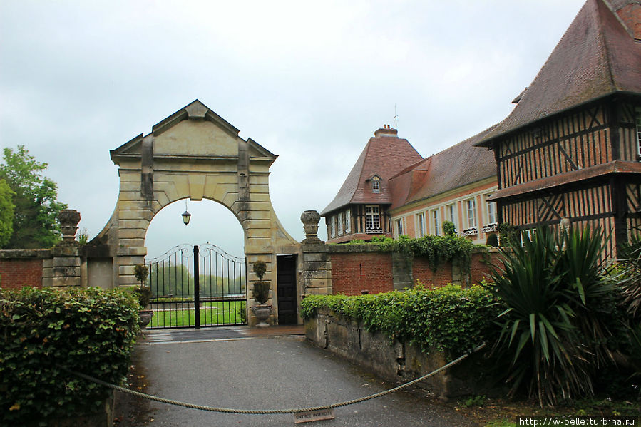 Вход на территорию замка  Breuil. Лизьё, Франция