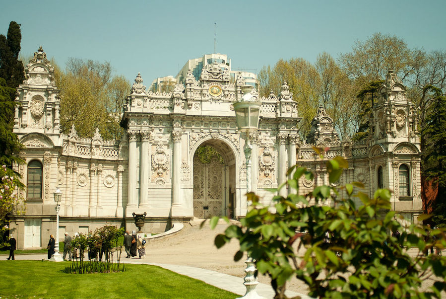 Султану хотелось догнать, а то и перегнать в изысканности европейские резиденции XVIII века, которые, стоит заметить, к тому времени уже превратились в музеи и историю для самой Европы нового времени. Перегнать хотелось с по-настоящему восточным рвением и подходом. Так на украшение Хрустальной лестницы и прочих интерьеров ушло 14 тонн золота, а общая стоимость строительства превысила пять миллионов золотых фунтов. Султану хотелось догнать, а то и перегнать в изысканности европейские резиденции XVIII века, которые, стоит заметить, к тому времени уже превратились в музеи и историю для самой Европы нового времени. Перегнать хотелось с по-настоящему восточным рвением и подходом. Так на украшение Хрустальной лестницы и прочих интерьеров ушло 14 тонн золота, а общая стоимость строительства превысила пять миллионов золотых фунтов.