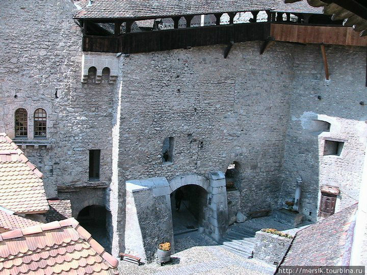 Шильонский замок , из Швейцарии в Италию Швейцария