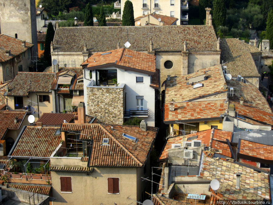 Уютный городок со средневековой крепостью Сирмионе, Италия