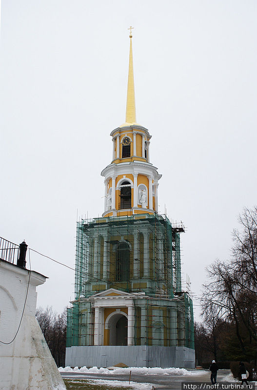 Доминанта Кремля это колокольня (XIX век, высота 83,2 метра). Рязань, Россия