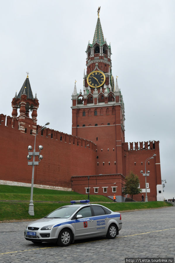 Гибридные, электро и ретро автомобили на Красной площади Москва, Россия