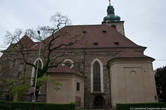 Церковь св. Йиндржиха построена еще в 1348 году, хотя нынешний вид относится к переделке 1875 года.
