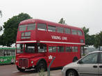 По улицам Мариехамна курсирует в качестве экскурсионного автобус привезенный когда-то из Лондона.