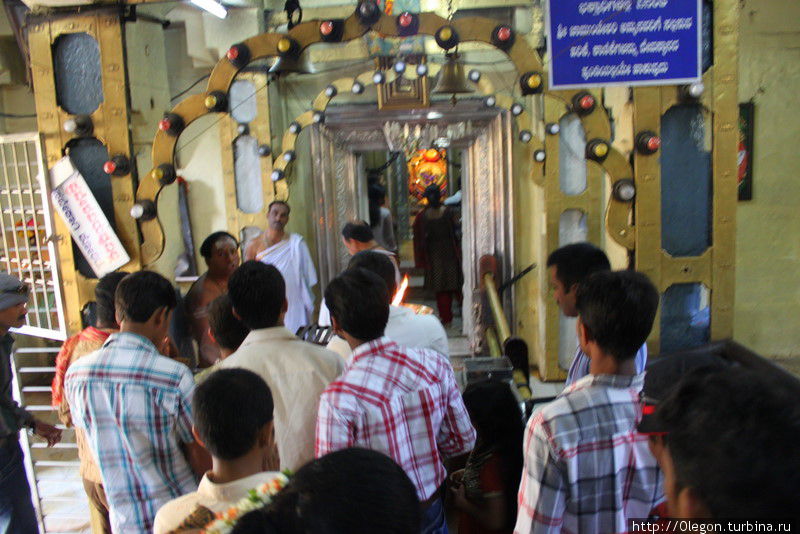 Люди идут поклониться богине Дурге Майсур, Индия