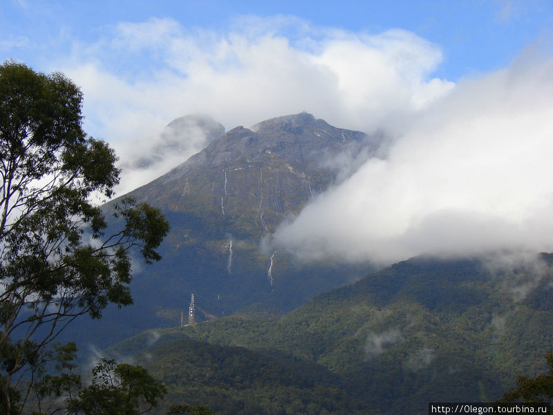 Так выглядит гора Кинабалу издалека Кота-Кинабалу, Малайзия