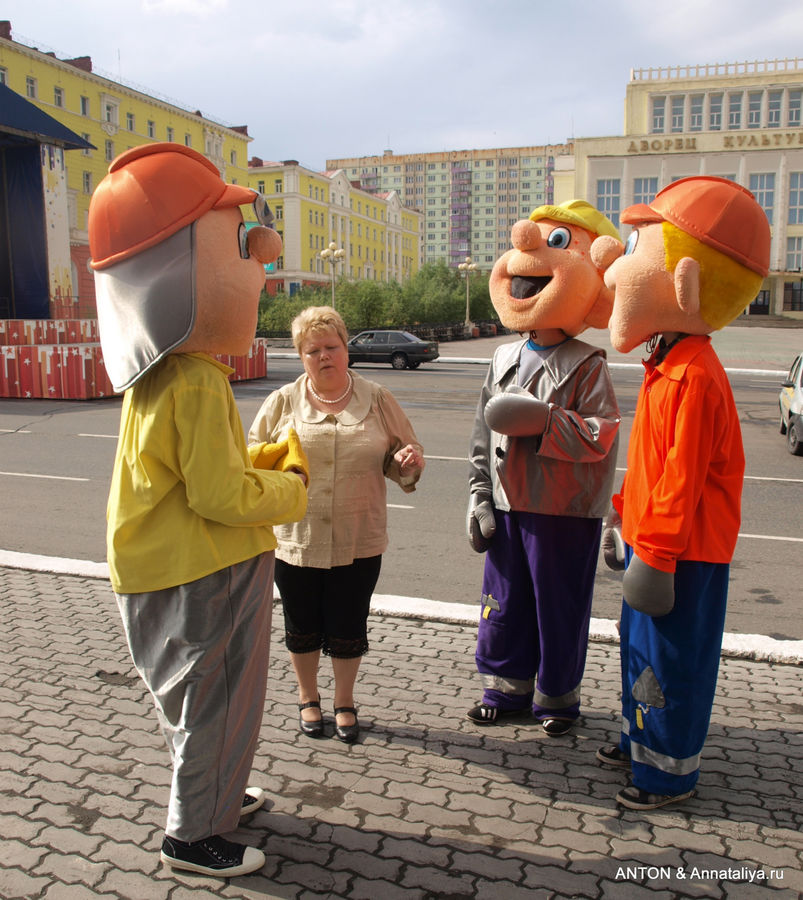 Куклы-рабочие во время праздника дня металлургов. Норильск, Россия