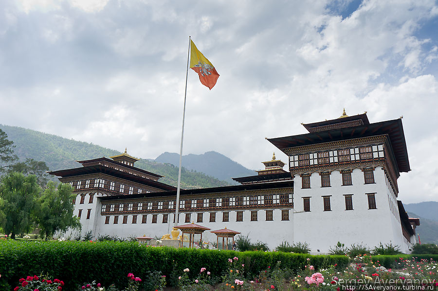 Ташичо-Дзонг, главная крепость страны, здесь находятся рабочие кабинеты короля и дхармараджи Бутана Бутан