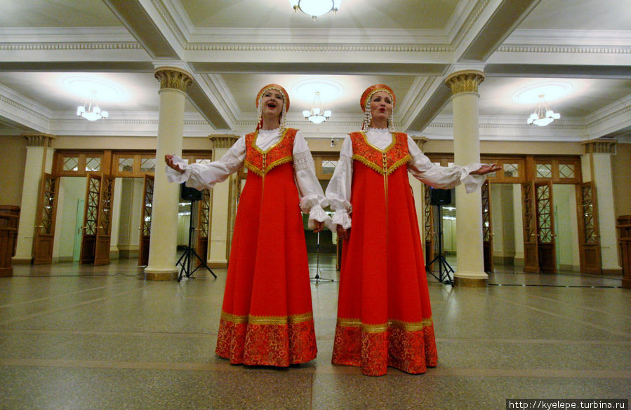 Приветственные песни прекрасными голосами исполняют артистки театральной труппы. Новосибирск, Россия