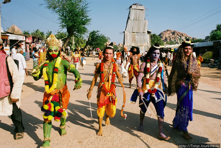 Индийские боги ожили! К празднику местные жители нарядились как боги из сказаний. Хампи, Индия