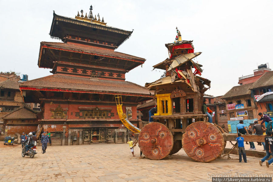 Бхактапур. Колесница, в которой по праздникам возят изваяние Ганеши Катманду, Непал