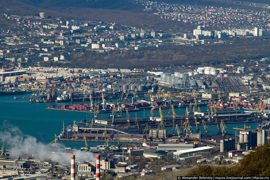 Вид на Новороссийский морской торговый порт, жилые кварталы многоэтажек и частный сектор. Новороссийск, Россия