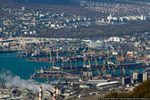 Вид на Новороссийский морской торговый порт, жилые кварталы многоэтажек и частный сектор.