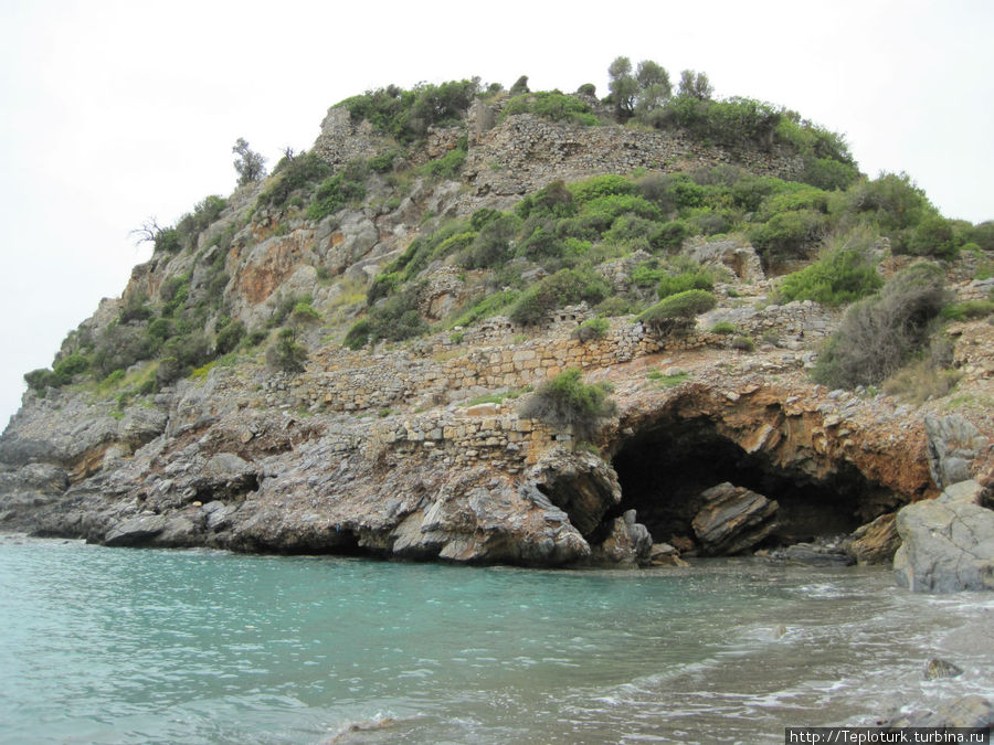 Вид на крепость из бухты Газипаша, Турция