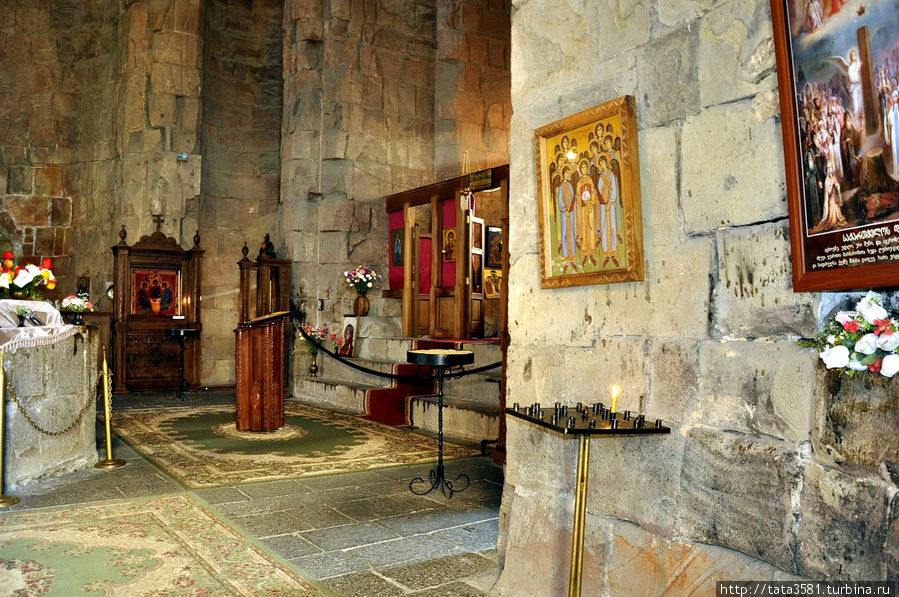 Внутри храма небольшое помещение в котором развешены иконы. Мцхета, Грузия