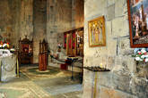 Внутри храма небольшое помещение в котором развешены иконы.