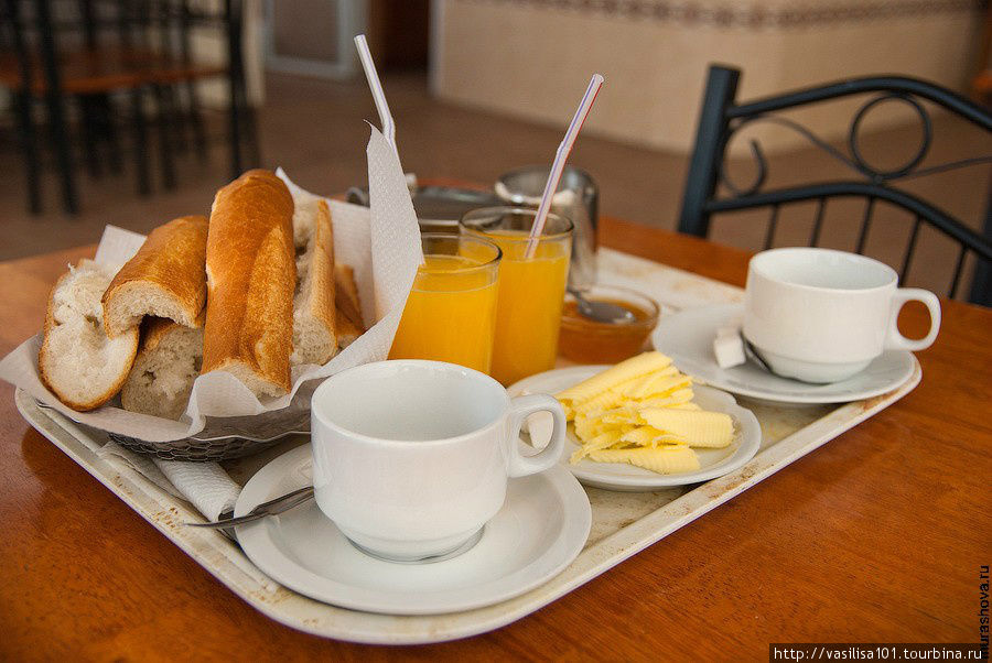 Стандартный завтрак в отеле Марокко: багет, масло, джем, кофе, сок Агадир, Марокко