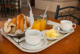 Стандартный завтрак в отеле Марокко: багет, масло, джем, кофе, сок
