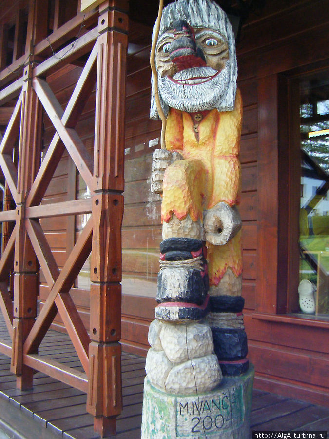 Смоковец. Таких деревянных идолов ставят повсюду Словакия