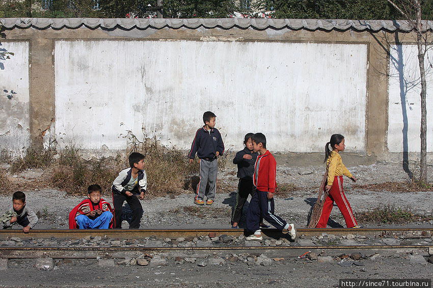 5. Дети выполняют общественно- полезную работу на одном из участков железной дороги КНДР