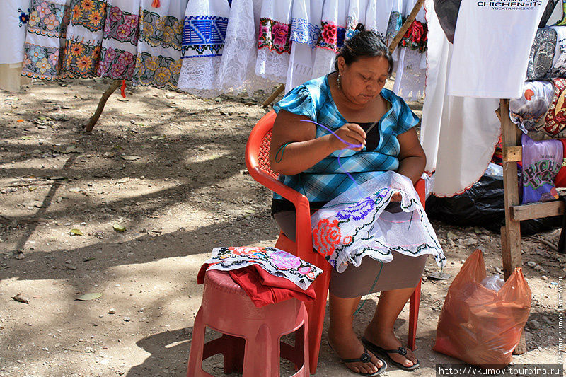 Вышивку делают прям на месте, чтобы не терять время в ожидании покупателей. Чичен-Ица город майя, Мексика