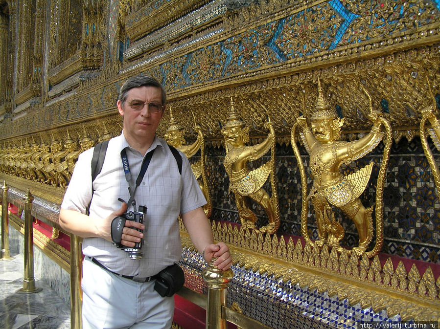 Вход в библиотеку Пхра Мондоп,  где хранятся священные свитки. Основание постройки украшено позолоченными фигурами мистических полуптиц-полулюдей (гаруд), окна и двери оформлены узорами. Бангкок, Таиланд