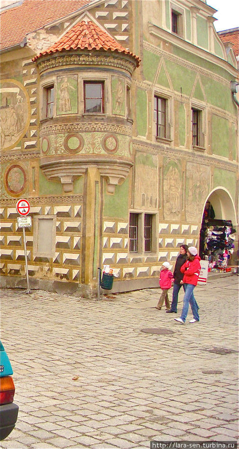 Телч, мещанский дом в стиле ренессанса с эркером на кронштейне. Телч, мещанский дом в стиле ренессанса с эркером на кронштейне.