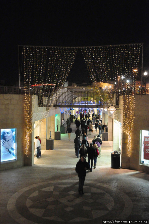 Неподалеку от Яффских ворот, у подножия холма, что венчает Цитадель, берет начало построенная в начале ХХI века пешеходно-торговая зона Мамила — с вереницей кафе и ресторанов, магазинов модных брендов, галерей... Иерусалим, Израиль