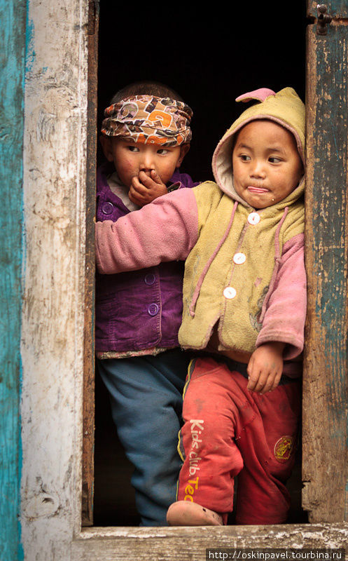 Ну и непальские спиногрызы — отдельная радость, чумазые, непосредственные и очень жизнерадостные, хотя ничего в своей жизни слаще морковки не видали... Лукла, Непал
