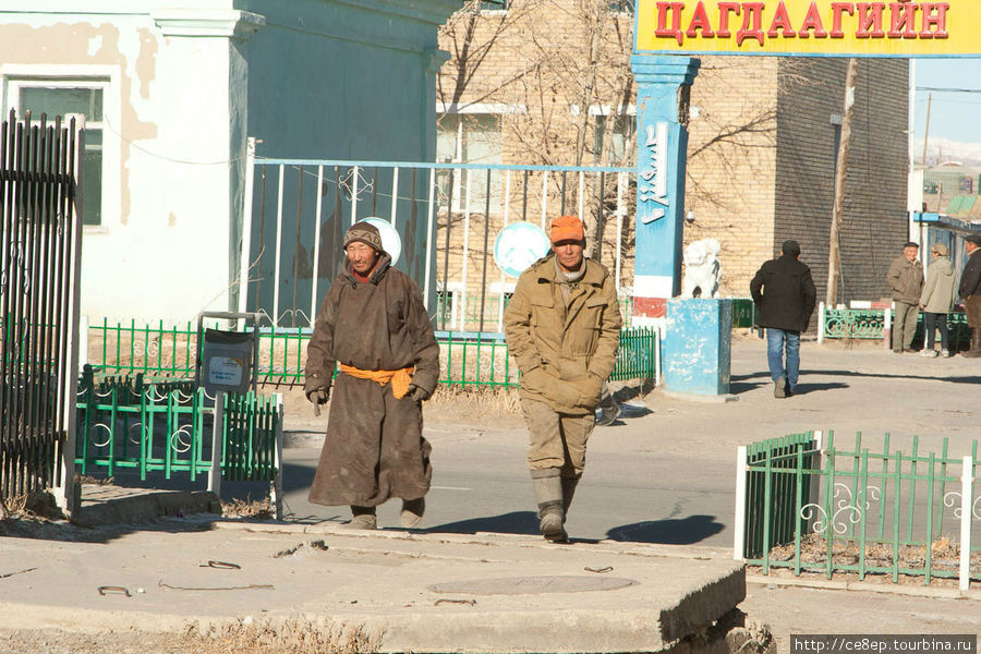 От отделения полиции отошли двое монголов... Алтай, Монголия