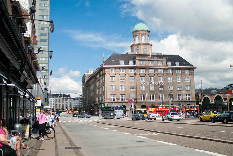 Наш отель располагался возле главного ж/д вокзала, и каждый день мы встречали в таком привокзальном районе. Копенгаген, Дания