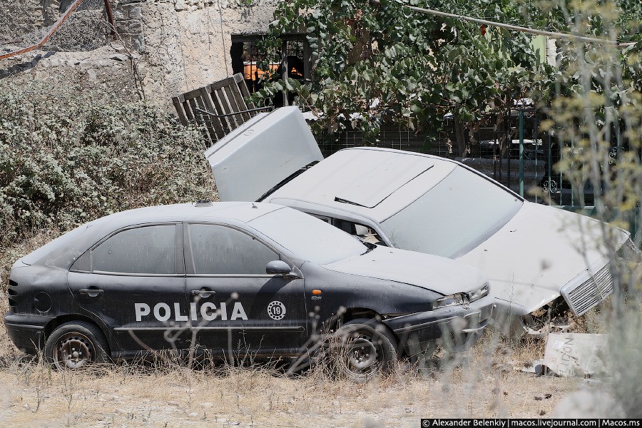 Вот кто-то выбросил даже полицейскую машину, предварительно сняв с нее мигалку. Машина тоже была итальянской. Албания Вот кто-то выбросил даже полицейскую машину, предварительно сняв с нее мигалку. Машина тоже была итальянской. Албания