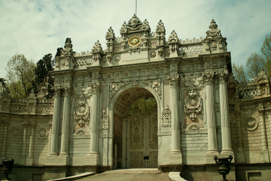 После падения монархии во дворце поселился Ататюрк; здесь он и умер 10 ноября 1938 г. Опустевший дворец оставался музеем вплоть до сентября 2007 года, когда турецкий парламент вернул ему политическую функцию, сделав Долмабахче официальной резиденцией премьер-министра. После падения монархии во дворце поселился Ататюрк; здесь он и умер 10 ноября 1938 г. Опустевший дворец оставался музеем вплоть до сентября 2007 года, когда турецкий парламент вернул ему политическую функцию, сделав Долмабахче официальной резиденцией премьер-министра.