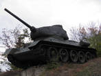 танк Т-34, благодаря которому, по оценкам зарубежных политологов, русские и выиграли войну. А наши отцы и деды — не в счет?