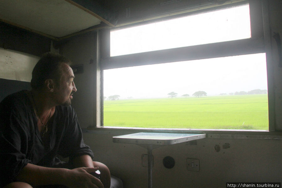 Окно открыто настежь — все равно кондиционеров в вагоне нет Мьянма