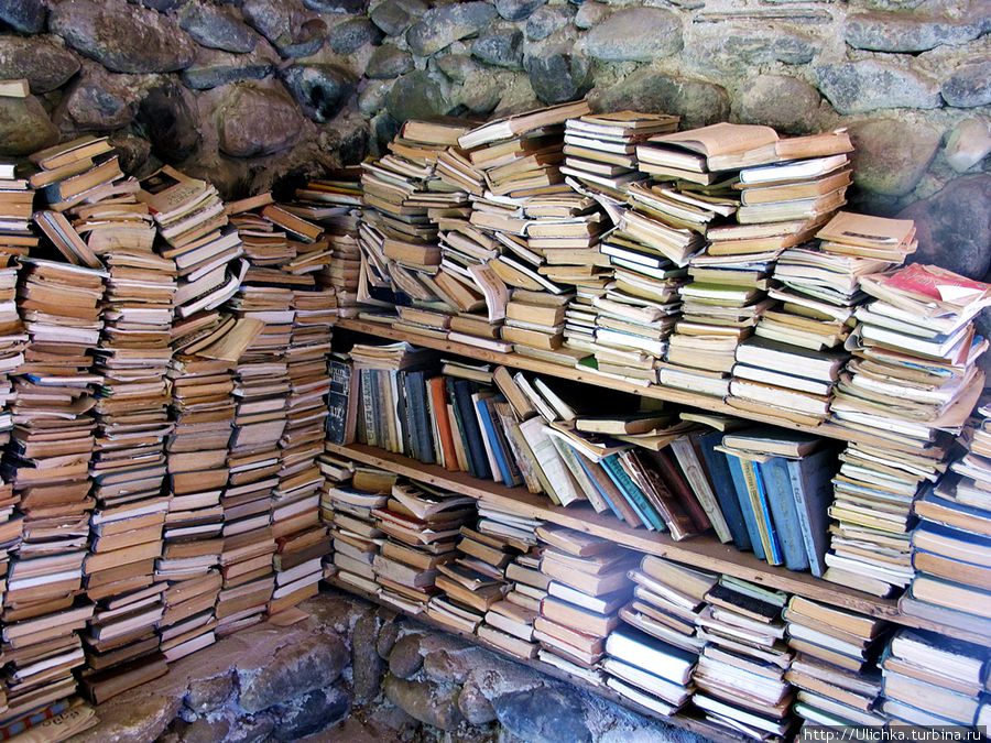 Сельская библиотека,не выбросили-жалко,храниться на колокольне. Монастырь Убиси, Грузия